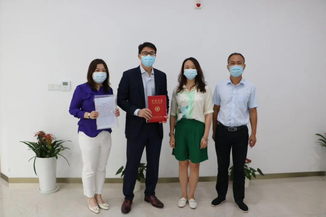 史达德荣获红十字会荣誉证书